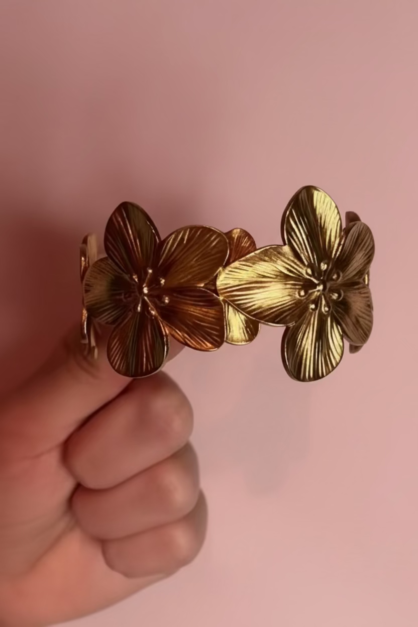 Bracelet jonc fleurs dorées, vue détail - Aleca Jewelry