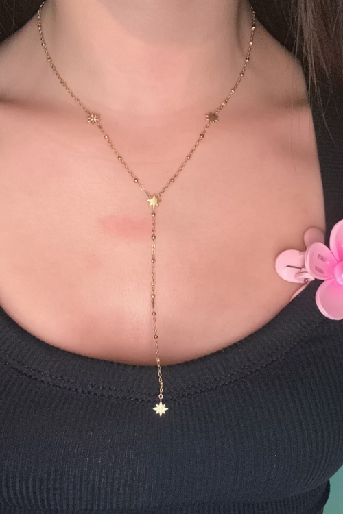 Sautoir Y étoiles doré, porté - Aleca Jewelry
